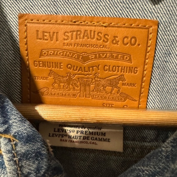 Levi’s Jean Jacket - Women’s Small - Picture 5 of 9